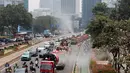 Petugas gabungan menyemprotkan air di kawasan jalan utama Jakarta yang terdampak sebaran abu vulkanik Gunung Anak Krakatau, sebagai langkah mengurangi partikel debu di permukaan jalan. (KLY/Budy Santoso)