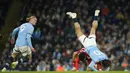 <p>Pemain Manchester City, Jack Grealish (kanan) terjatuh saat berebut bola dengan pemain Nottingham Forest, Morgan Gibbs-White pada laga lanjutan Liga Inggris 2024/2025 di Etihad Stadium, Manchester, Inggris, Kamis (05/12/2024). (AP Photo/Martin Rickett)</p>