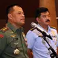 Panglima TNI, Jenderal Gatot Nurmantyo (tengah) bersama Kepala Staf TNI memberi keterangan usai Rapim TNI tahun 2017 di Jakarta, Kamis (19/1). (Liputan6.com/Helmi Fithriansyah)