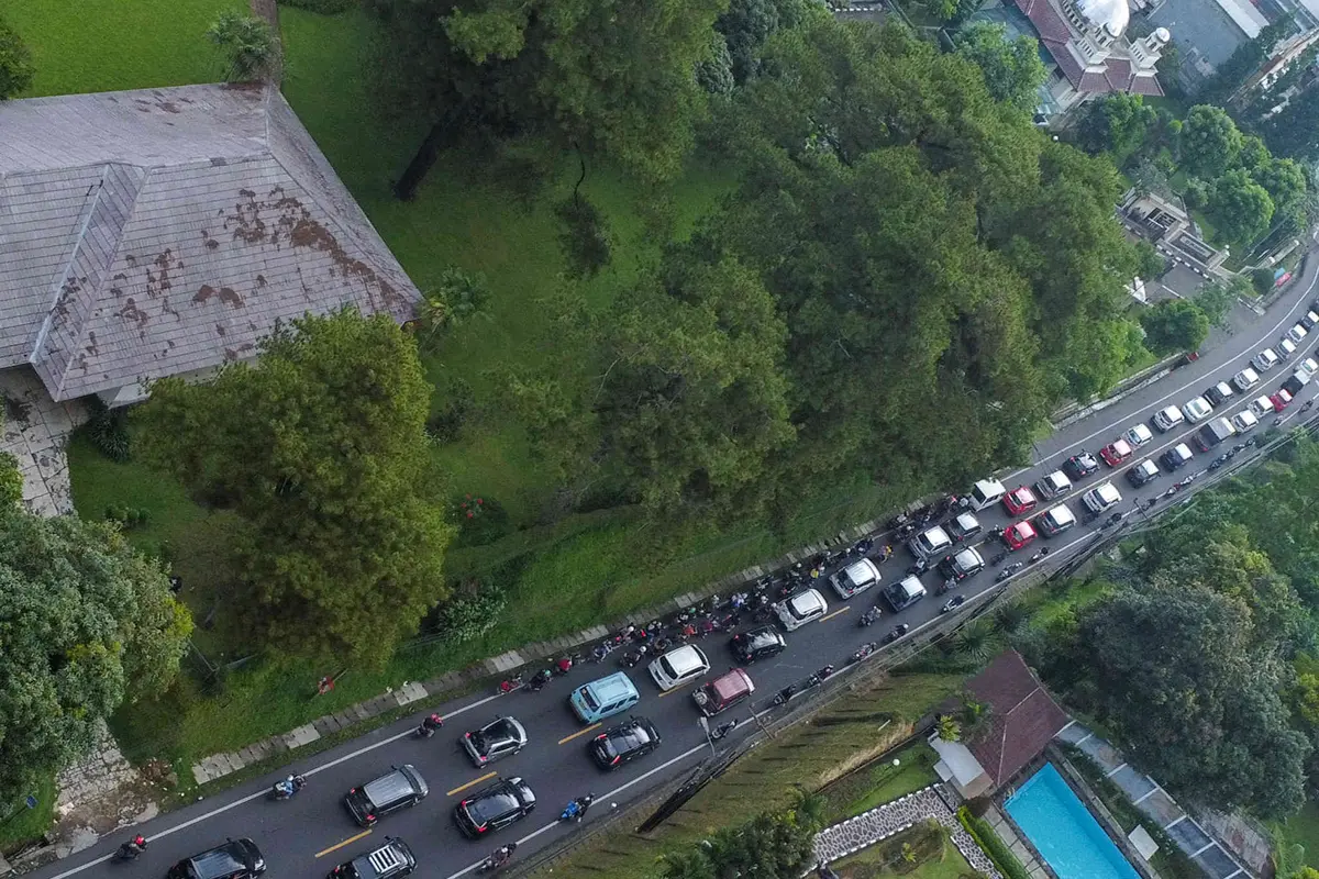 Penampakan Ramainya Jalan Raya Puncak