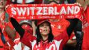 Fans Swiss membentangkan syal untuk memberikan semangat kepada timnya saat melawan Prancis pada grup A Euro 2016 di Stadion Pierre-Mauroy, Lille (20/6/2016) WIB. (AFP/Francois Lo Presti)