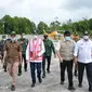 Menteri Perhubungan Budi Karya Sumadi saat meninjau lokasi rencana dibangunnya Pelabuhan Baru di Tanjung Carat, Kabupaten Banyuasin, Palembang, Sumatera Selatan, Sabtu (20/2). (Dok Kemenhub)