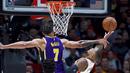 Pebasket Portland Trail Blazers, Damian Lillard, berusaha memasukkan bola saat melawan Los Angeles Lakers di Moda Center, Sabtu 928/12). LA Lakers menang 128-120 atas Portland Trail Blazers. (AP/Craig Mitchelldyer)