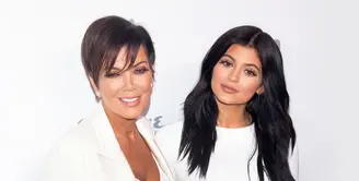 Kris Jenner membantu anaknya, Kylie Jenner untuk menjadi ibu usai kelahiran Stormi Webster pada 1 Februari 2018. (Lars Niki/Corbis via Getty Images)