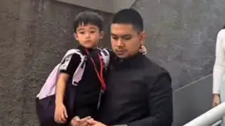 Kedekatan Aripat dengan Adzam Putra Nathalie Holscher, Temani Daftar Sekolah