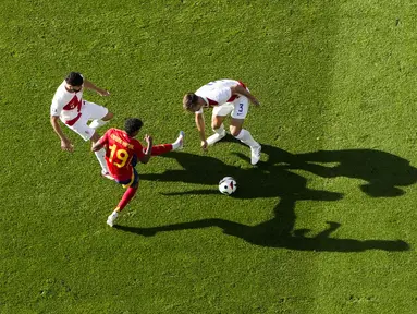 Pemain Spanyol, Lamine Yamal, berusaha melewati pemain Kroasia, Josko Gvardiol dan Marin Pongracic pada laga grup B Euro 2024  di Stadion Olympia, Berlin, Minggu (16/6/2024). La Furia Roja menang dengan skor telak 3-0. (AP Photo/Petr Josek)