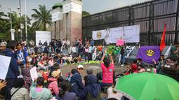 Mahasiswa bersama Koalisi Masyarakat Sipil menggelar aksi bertajuk 'Piknik Nasional Rakyat' di depan gerbang utama gedung MPR/DPR/DPD RI, Jakarta, Jumat (5/9/2025). (merdeka.com/Arie Basuki)