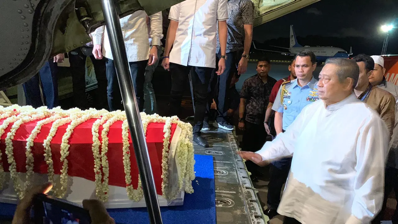 SBY dan peti jenazah Ani Yudhoyono masuk ke pesawat saat bertolak ke Indonesia