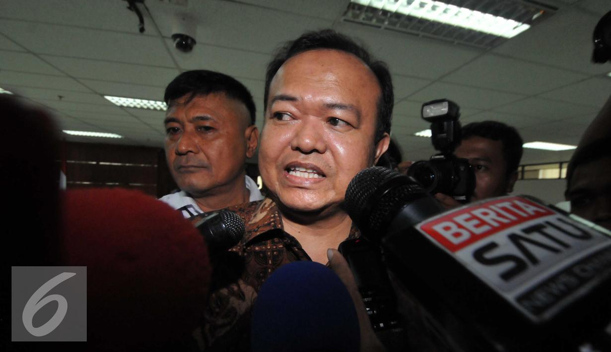 Patrice Rio Capella menjawab pertanyaan wartawan usai menjalani sidang perdana di Pengadilan Tipikor, Jakarta (9/11). Rio didakwa menerima gratifikasi Rp 200 juta dari Isteri Gubernur nonaktif Sumatera Utara. (Liputan6.com/Helmi Afandi)