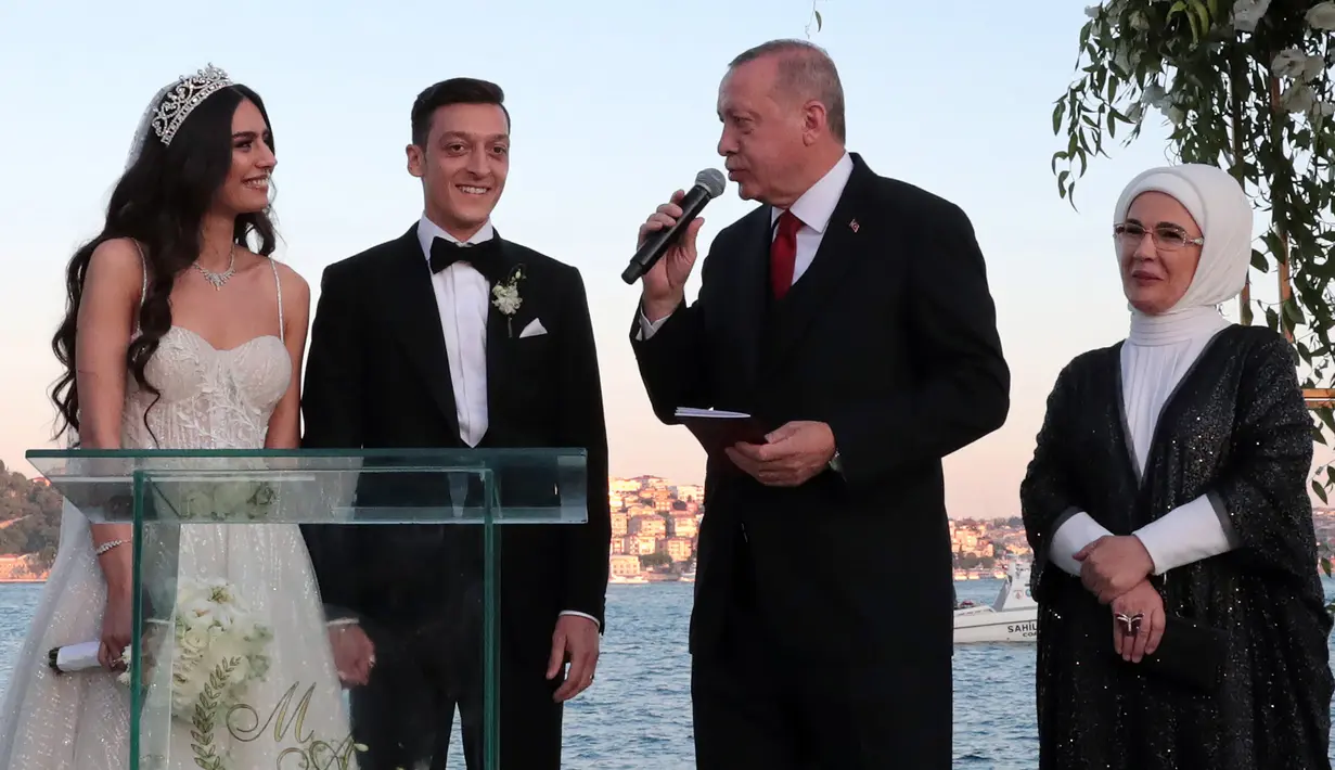 Presiden Turki Recep Tayyip Erdogan (kedua kanan) menghadiri pernikahan gelandang Arsenal asal Jerman, Mesut Ozil dan Amine Gulse di sebuah hotel mewah di Istanbul, Jumat (7/6/2019). Presiden Erdogan mendapat peran istimewa dengan menjadi pendamping Ozil. (TURKISH PRESIDENTIAL PRESS SERVICE/AFP)