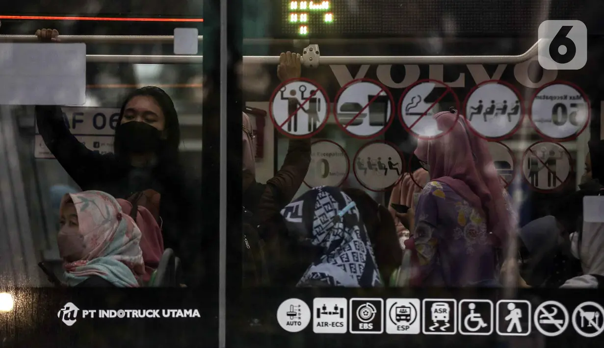 Penumpang naik bus Transjakarta di kawasan Jalan Thamrin, Jakarta, Selasa (17/5/2022). Presiden Joko Widodo atau Jokowi mengatakan, masyarakat diperbolehkan tidak menggunakan masker jika sedang beraktivitas di luar ruangan atau area terbuka yang tidak padat orang. (Liputan6.com/Faizal Fanani)