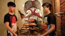 Pelayan membawa makanan yang siap disajikan kepada pengunjung di restoran Ke'er di Beijing, China, (26/5). Restoran Ke'er merupakan restoran yang menyajikan makanan seafood. (REUTERS/Kim Kyung-Hoon)