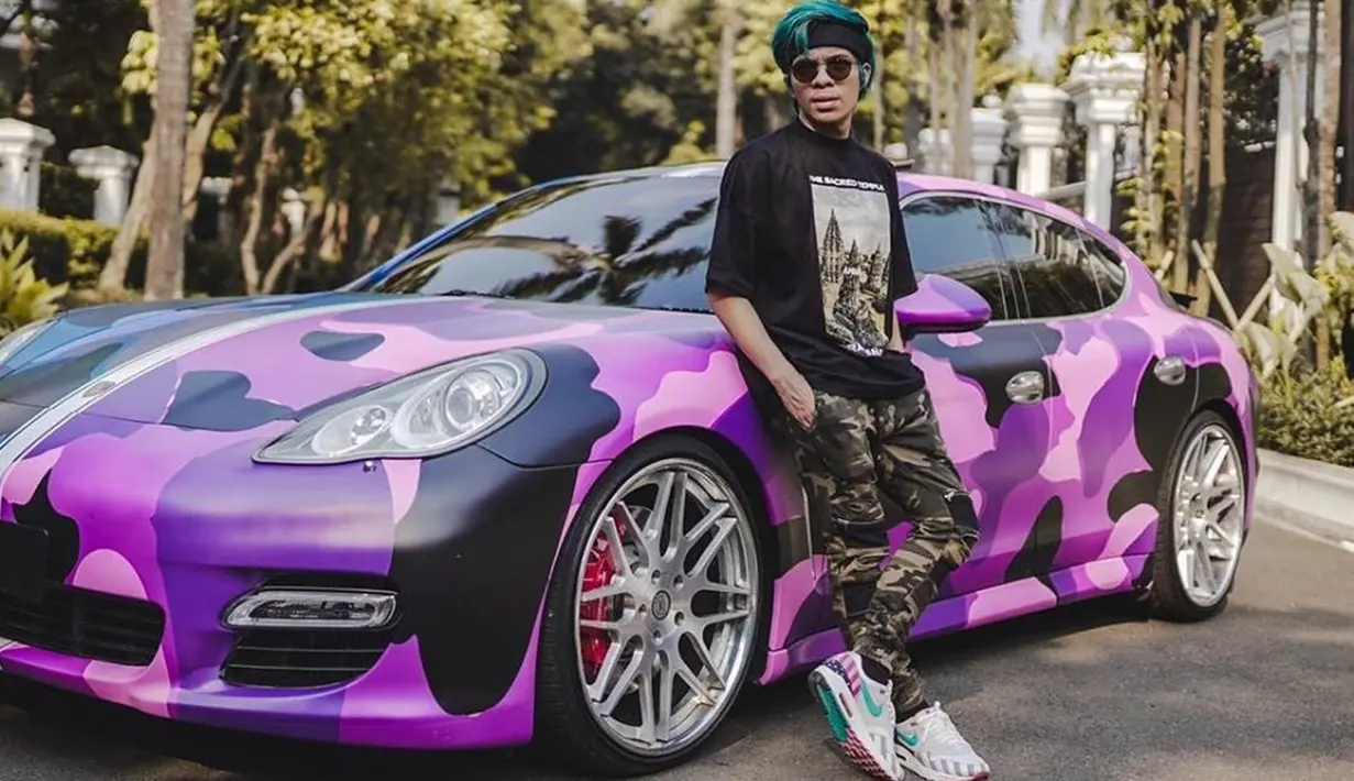 Atta dikenal sebagai Youtuber dan pengusaha yang selalu tampil nyentrik. Tak hanya dirinya, mobil mewah Porsche Panamera S Turbo milikinya juga diubah total jadi nyentik. Porsche Panamera S Turbo awalnya berwarna abu-abu ini dimodifikasi total jadi camo pink.(Liputan6.com/IG/@attahalilintar)
