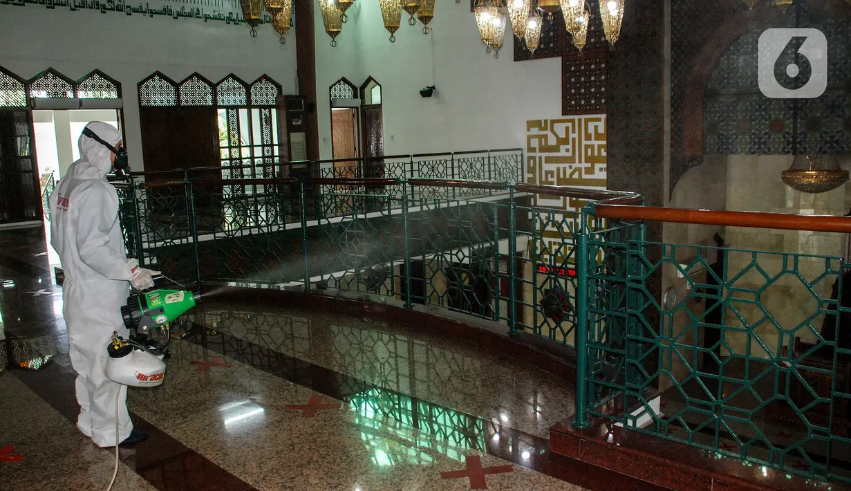 Petugas melakukan Penyemprotan Disinfektan di Masjid Baiturrahman Kompleks Parlemen, Senayan, Jakarta, Kamis (22/10/2020). Mulai hari ini Gedung DPR RI akan ditutup selama dua hari ke depan. (Liputan6.com/Johan Tallo)