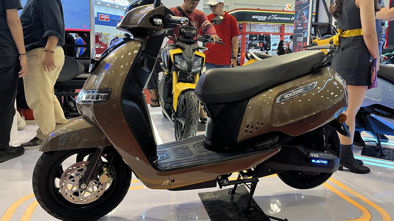 TVS Pamerkan Motor Listrik iQube di IMOS 2024, Jarak Tembuh Tembus 100km