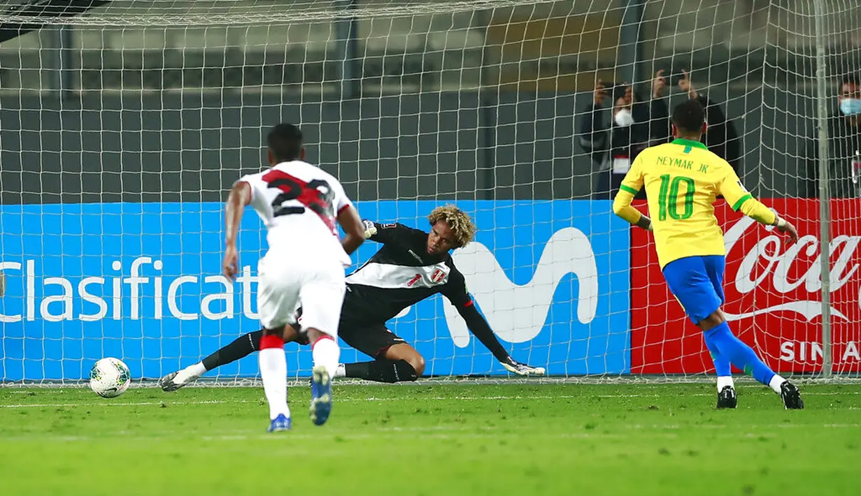 Pemain Brasil Neymar (kanan) mencetak gol ke gawang Peru pada pertandingan kualifikasi Piala Dunia 2022 di National Stadium, Lima, Peru, Selasa (13/10/2020). Brasil menang 4-2 dengan lewat hattrick dari Neymar. (Paolo Aguilar, Pool via AP)