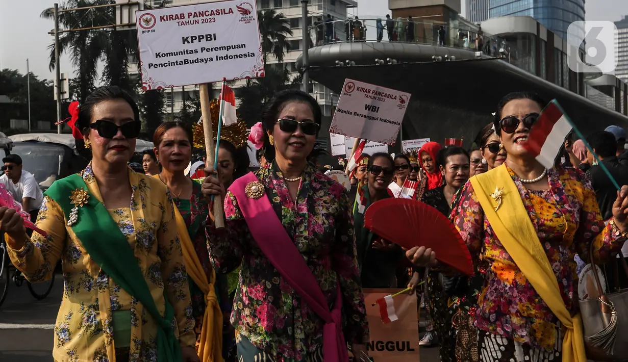 Dalam kirab tersebut juga ada juga parade budaya dengan beragam baju adat yang ditampilkan. (Liputan6.com/Johan Tallo)