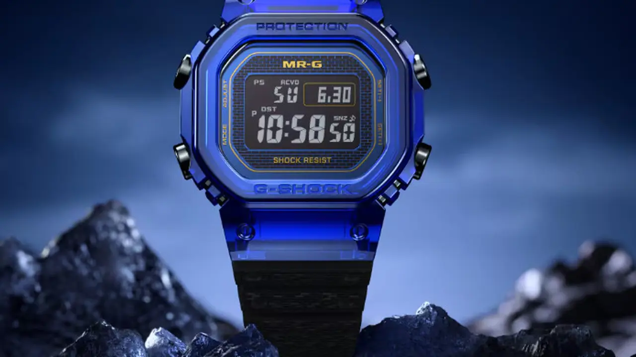 G-Shock MRG-D5000 menggunakan sapphire biru pada bagian casing dan bezel. Foto diambil dari laman resmi G-Shock Casio.