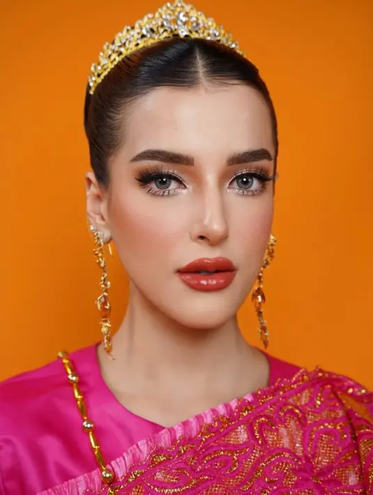 Beauty influencer sekaligus makeup artist kenamaan ini tampil totalitas dengan Thai look yang memadukan riasan glamor khas Thailand dan busana tradisional Chut Thai berwarna fuchsia yang kaya detail. Sentuhan elegan berpadu dengan nuansa budaya yang kental, menciptakan visual yang begitu memesona. [@tasyafarasya].