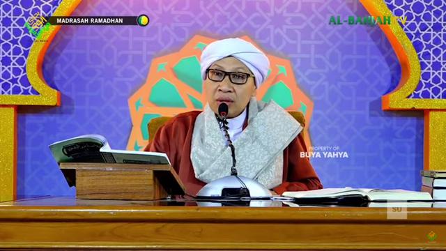 Pengasuh LPD Al Bahjah, KH Yahya Zainul Ma'arif atau Buya Yahya