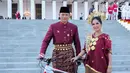 Setelah di pagi harinya mengenakan pakaian adat Kalimantan Tengah berwarna putih, pasangan AHY dan Annisa Pohan memilih pakai baju adat khas Bugis, Sulawesi Selatan di momen penurunan bendera. [Foto: Instagram/agusyudhoyono]