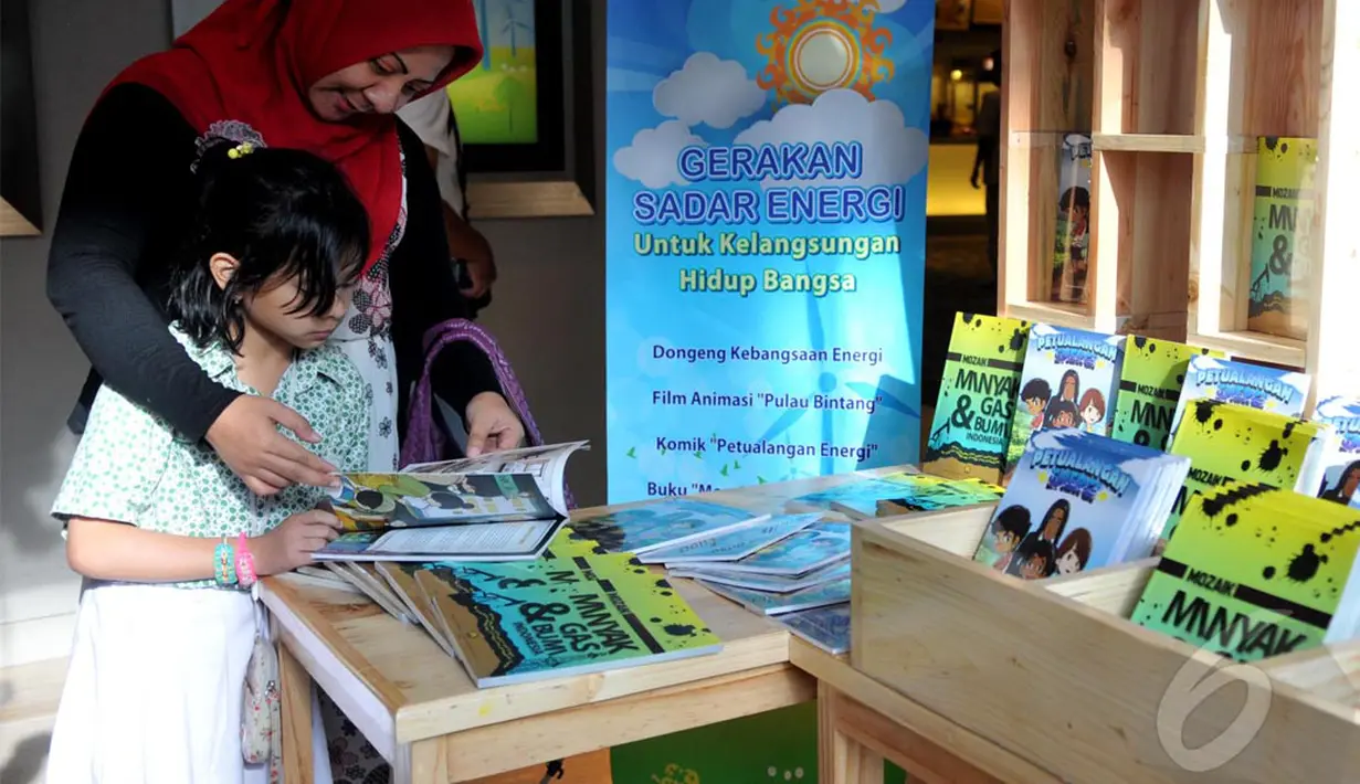 Para siswa asyik melihat dan membaca komik yang dibagikan secara gratis oleh Kementrian ESDM saat acara "Gerakan Sadar Energi" Jakarta, Selasa (3/6/2014) (Liputan6.com/Johan Tallo)