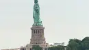 Seorang wanita nekat memanjat Patung Liberty di New York, Rabu (4/7). Setidaknya dua petugas  Departemen Kepolisian New York (NYPD) dengan helikopter mendekati Okoumou dan mengevakuasi paksa. (AP Photo)
