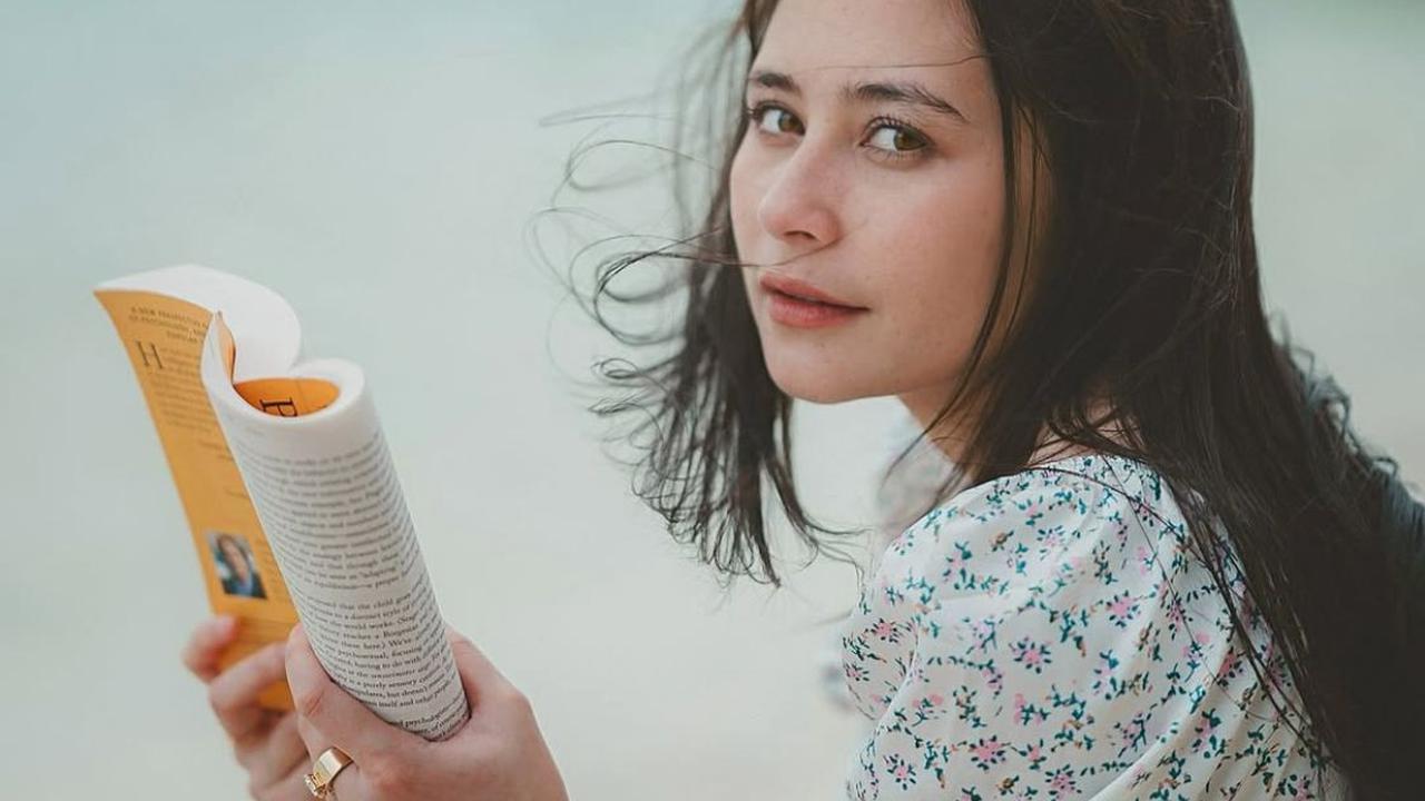 Pesona Pantai dan Buku Favorit, Prilly Latuconsina Pikat Ribuan Penggemar