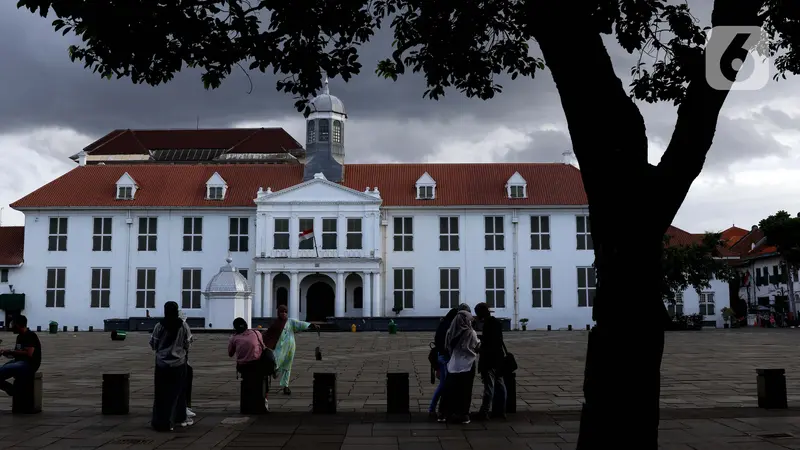 FOTO: Kawasan Kota Tua Jakarta Masih Jadi Destinasi Favorit Warga Beribur