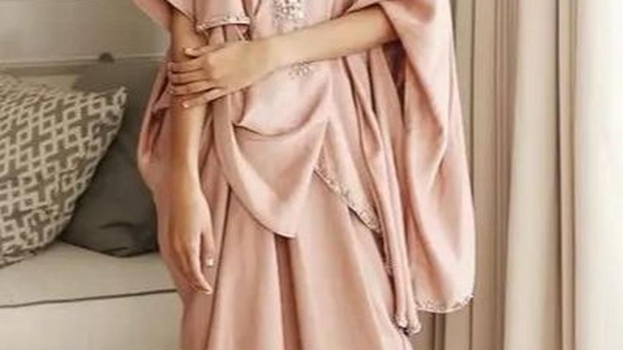 Salah satu perbedaannya adalah model tanpa potongan lengan sehingga memberikan kesan lebar pada bagian lengan atau yang dikenal sebagai batwing sleeve.