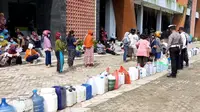 Antrean panjang beli minyak goreng curah di Bojonegoro. (Ahmad Adirin/Liputan6.com)