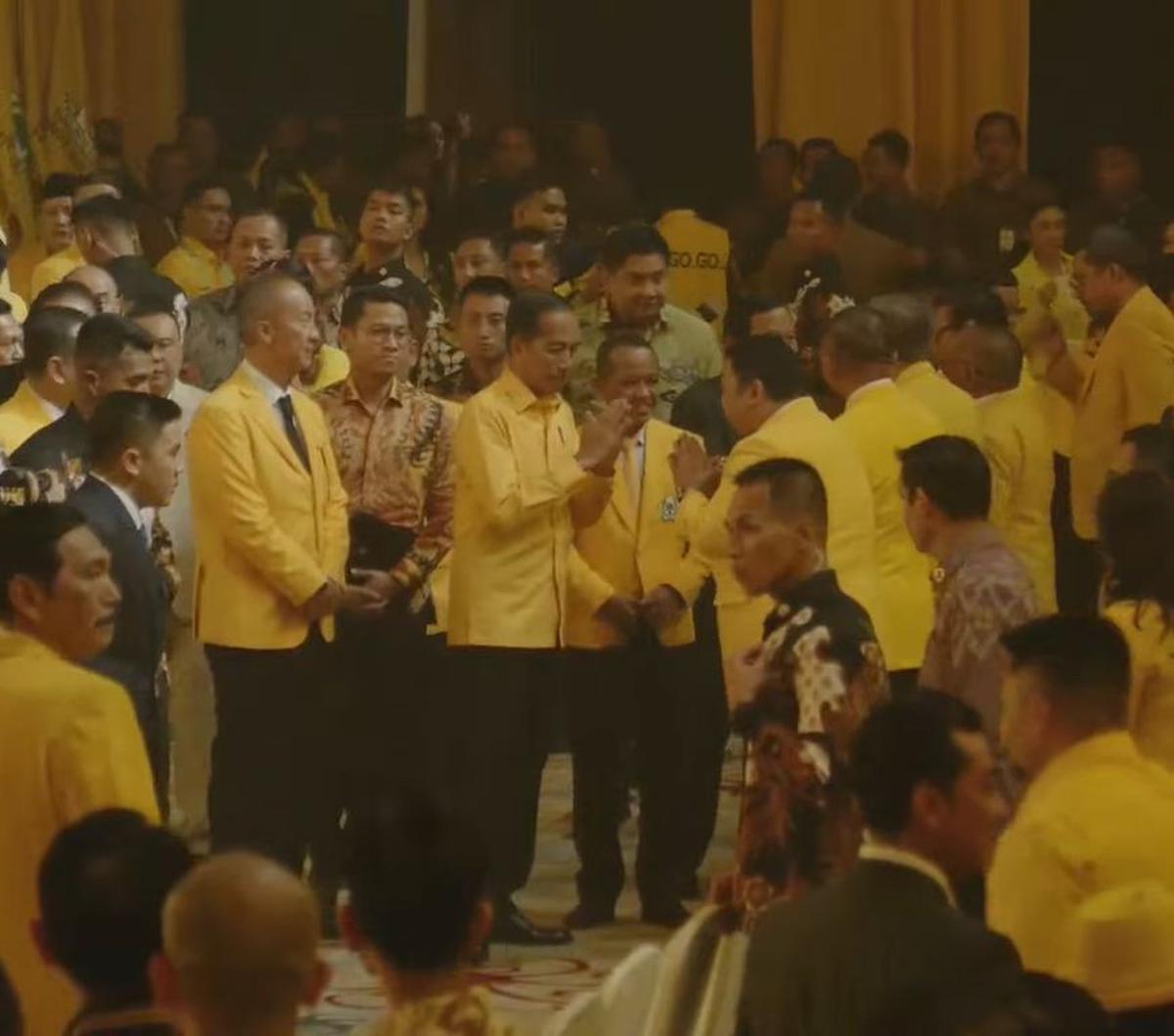 Presiden Joko Widodo atau Jokowi (tengah) menghadiri acara penutupan Musyawarah Nasional (Munas) XI Partai Golkar&nbsp;2024 di Jakarta, Rabu (21/8/2024). Dalam momen tersebut, Jokowi tampil dengan berkemeja kuning.