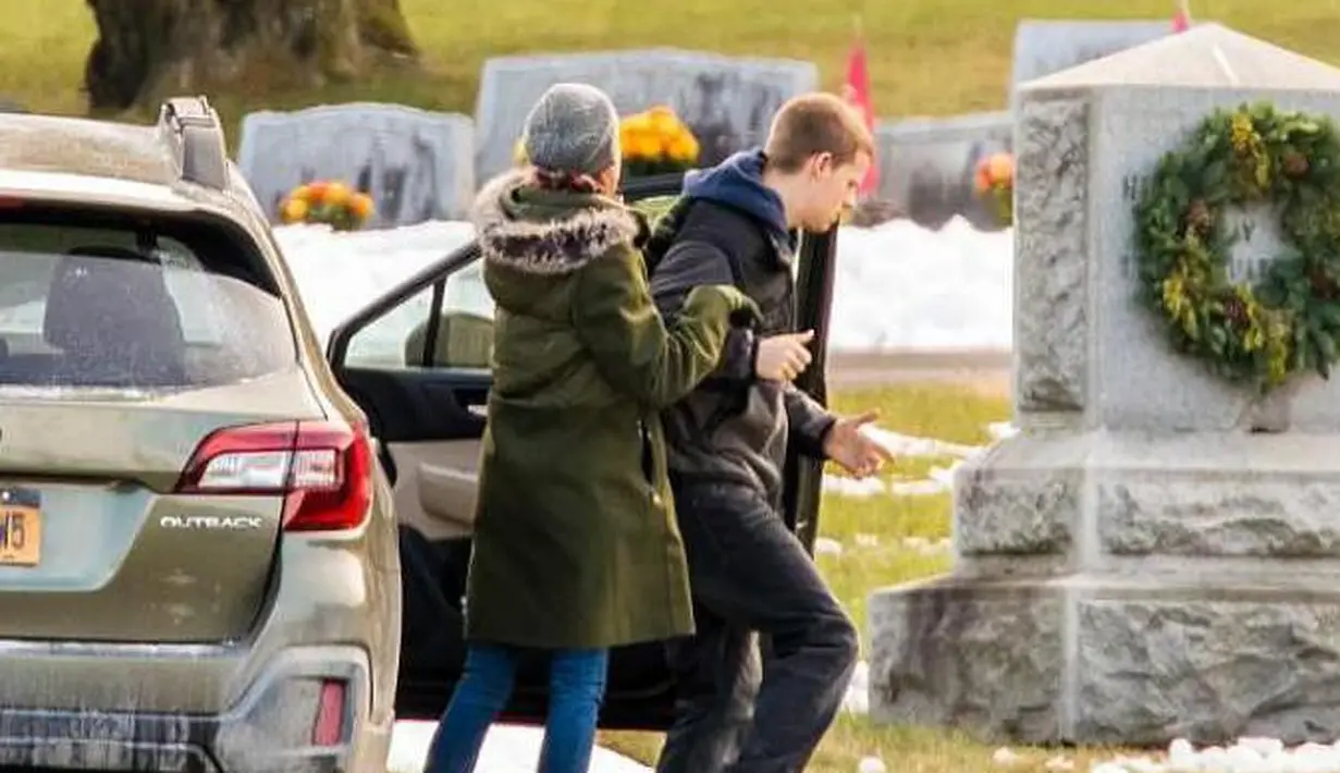 Ia pun terlihat tengah marah dan kemudian membuka pintu penumpang untuk menarik keluar anaknya. (GC Images/Aceshowbiz)