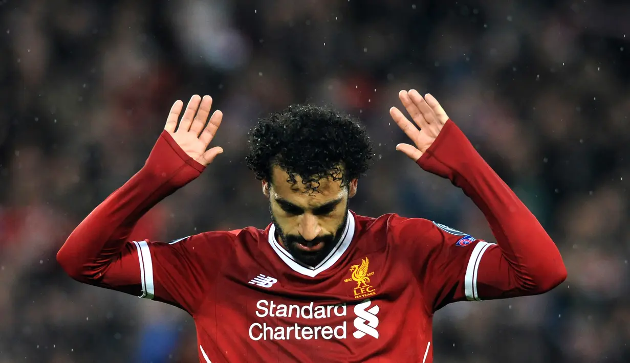 Pemain Liverpool, Mohamed Salah usai mencetak gol ke gawang AS Roma pada leg pertama semifinal Liga Champions di Stadion Anfield, Liverpool, Inggris, Selasa (24/4). Salah tak melakukan selebrasi usai membobol gawang mantan klubnya. (AP Photo/Rui Vieira)