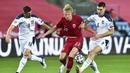 Penyerang Norwegia, Braut Haaland, berusaha melewati pemain Serbia pada laga semi final playoff Euro 2020 di Ullevaal Stadion, Jumat (9/10/2020) dini hari WIB. Serbia menang 2-1 atas Norwegia. (AFP/Fredrik Varfjell/NTB)