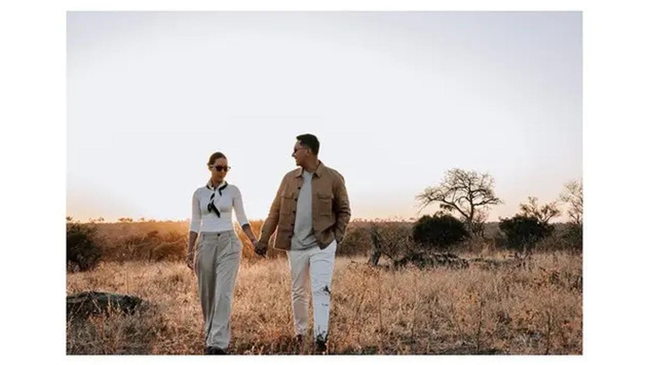 6 Potret Romantis Darma Mangkuluhur Lamar Patricia Schuldtz di Tengah Savana Afrika