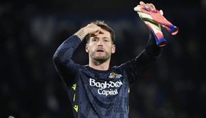 Kiper Real Sociedad asal Spanyol bernomor punggung 01, Alex Remiro, melambaikan tangan kepada para penggemar di akhir pertandingan Liga Spanyol antara Real Sociedad dan Club Atletico de Madrid di Stadion Anoeta di San Sebastian pada 4 Januari 2026. (ANDER GILLENEA/AFP)