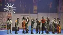 Para pemeran teater tampil dalam pertunjukan musikal Senja Teduh Pelita di Graha Bhakti Budaya, Taman Ismail Marzuki (TIM), Jakarta, Jumat (3/7/2026). Musikal ini diadaptasi dari lagu grup musik Maliq & D’Essentials yang  menceritakan tentang sekelompok anak-anak di masa depan yang berusaha membangun kembali dunia yang sudah hancur dan menyelamatkan orangtua mereka.(Kapanlagi.com/Budy Santoso)