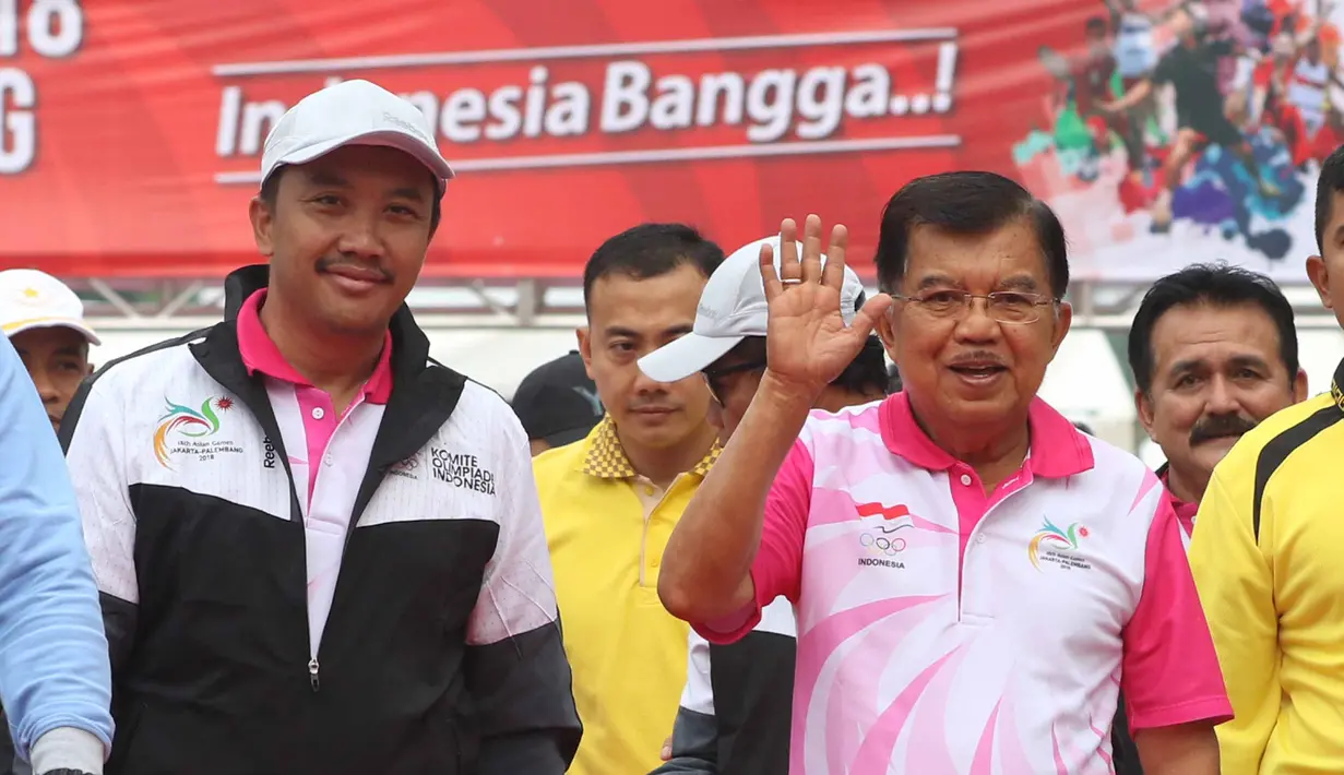Wakil Presiden RI Jusuf Kalla didampingi Menteri Pemuda dan Olah Raga Imam Nahrowi hadir pada peluncuran Logo Asian Games ke 18 di Jakarta-Palembang, Minggu (27/12/2015). (Bola.com/Nicklas Hanoatubun)