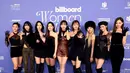 Personel TWICE, Jihyo, Momo, Mina, Chaeyoung, Dahyun, Nayeon, Sana, Tzuyu dan Jeongyeon berpose saatmenghadiri Billboard Women In Music di YouTube Theater di Inglewood, California pada 1 Maret 2023. TWICE secara resmi menjadi grup K-Pop pertama yang mendapat kehormatan di penghargaan Billboard Women in Music. (Monica Schipper/Getty Images/AFP)