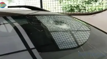 Sebuah mobil minibus yang melintas di Tol Kembangan menjadi korban aksi pelemparan batu.
