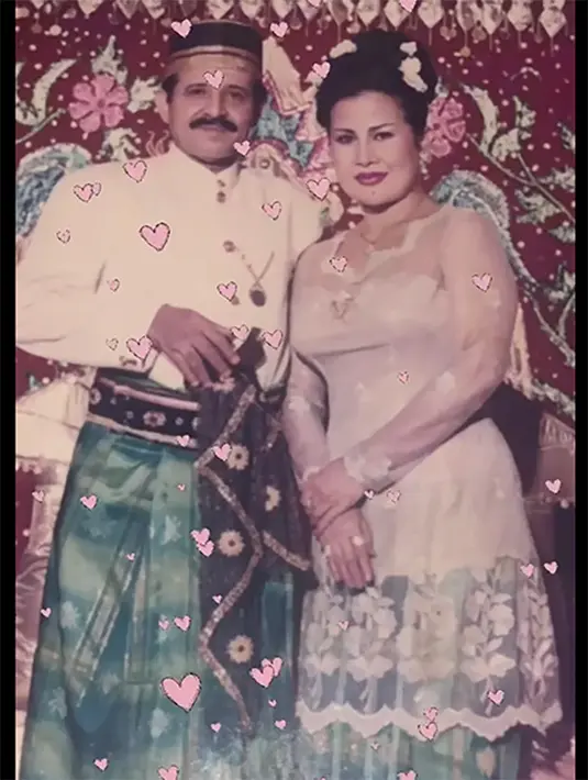 Sekilas tentang Hj. Elvy Sukaesih. Wanita yang dijuliku Ratu Dangdut itu lahir pada 25 Juni 1951 di Sumedang, Jawa Barat. Bakat bernyanyi mengalir dari sang ayah yang juga seorang musisi. Elvy mulai bernyanyi sejak duduk di bangku kelas 3 SD, mengikuti ayah mengisi acara pernikahan.  [Instagram/elvy_sukaesih]