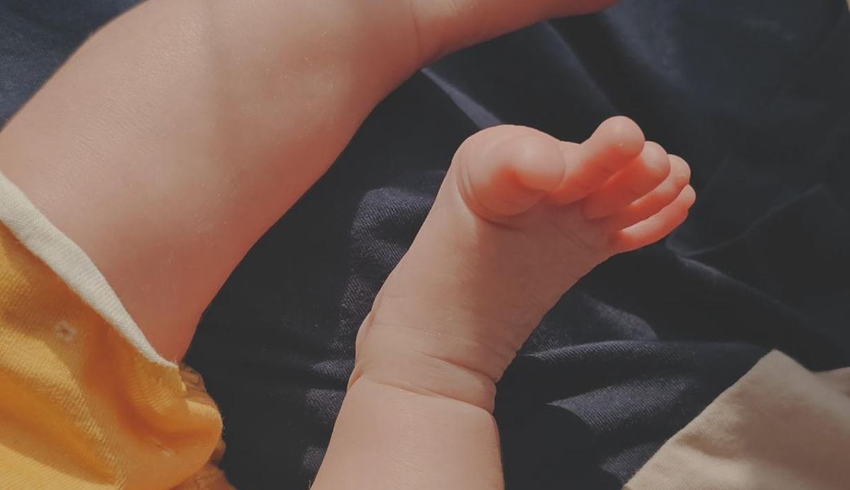 Ini foto ketika Baby Lia sedang berjemur. Berjemur memang baik dilakukan kepada bayi yang baru lahir. Banyak netizen yang penasaran dengan wajah Baby Lia. Namun ada beberapa netizen yang ungkap sudah pernah lihat wajah Baby Lia karena diunggah oleh Annissa Soebandono adik Alyssa Soebandono. Doa untuk kesehatan Baby Lia ramai dibubuhkan netizen di kolom komentar. (Liputan6.com/IG/@ichasoebandono)