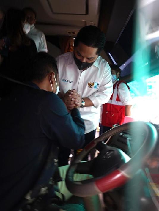 <p>Menteri Badan Usaha Milik Negara (BUMN) Erick Thohir berbincang dengan sopir bus saat melepas keberangkatan pada acara Mudik Aman, Mudik Sehat Bersama BUMN 2022 di Area Stadion Gelora Bung Karno, Jakarta, Rabu (27/4/2022). Hari ini Menteri BUMN melepas 12.450 pemudik dengan 249 bus, dari total 40 ribu pemudik yang akan berangkat dengan 542 bus dan 24 perjalanan kereta api ke hampir 40 kota di Pulau Jawa dan Sumatra. (Foto: Humas Kementerian BUMN)</p>