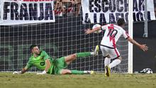 Kiper Barcelona, Joan Garcia, melakukan penyelamatan dari tembakan pemain Rayo Vallecano, Sergio Camello, dalam laga La Liga antara Rayo Vallecano dan Barcelona di Stadion Vallecas, Madrid, Spanyol, Minggu, 31 Agustus 2025. (AP Photo/Manu Fernandez)