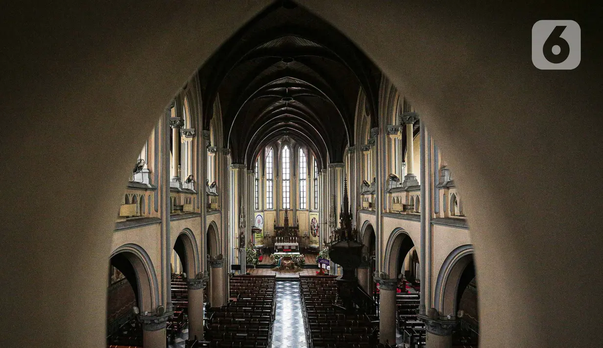 Suasana Gereja Katedral, Jakarta, Senin (20/12/2021). Sejumlah persiapan dan pemasangan dekorasi mulai dilakukan pihak Gereja Katedral untuk menyambut misa dan perayaan Natal. (Liputan6.com/Faizal Fanani)