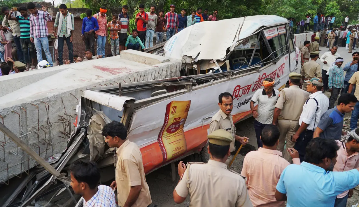 Warga India berkumpul untuk menyaksikan lokasi runtuhnya material jalan layang di kota Varanasi, Selasa (15/5). Operasi penyelamatan terus berlanjut karena diduga masih banyak yang terperangkap tetapi jumlah dan kondisi mereka tidak diketahui. (AFP Photo)