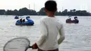 Warga menikmati wahana air di Danau Cipondoh, Kota Tangerang, Banten, Rabu (20/10/2021). Banyak warga memanfaatkan hari libur Maulid Nabi untuk berwisata bersama keluarga di kawasan tersebut sebagai alternatif wisata di tengah kota. (Liputan6.com/Angga Yuniar)