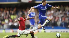 Aksi pemain Chelsea, Nemanja Matic melewati hadangan Antonio Valencia