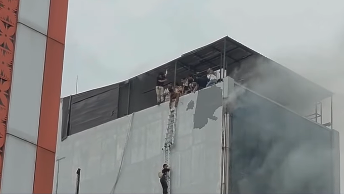 Kebakaran Gedung Terra Drone, Dramatisnya Evakuasi Pegawai dari Lantai 7 Lewat Tangga Damkar